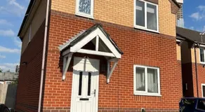3 bedroom house with parking - Image 4