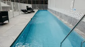 Spacious Newcastle West Apartment w Parking, Pool and Gym - Image 3