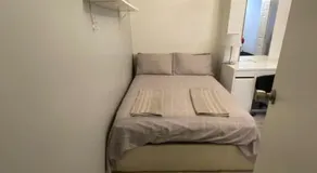 Modern bedroom with garden view - Image 4