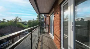 Spacious 6 Bedroom 2 Bath Serviced House with Parking in Denton Way - Image 5