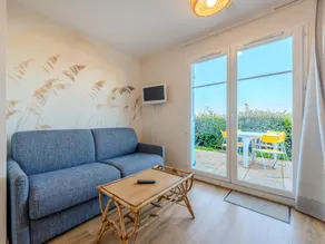 Cosy seaside house with private pool - Image 2