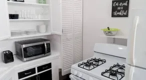 Artful Retreat - King Bed, Work Desk, WIFI, Unique Murals, Perfect for Business Travelers, Downtown & Near Universal Studios - Image 3
