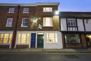 Eton House-Stunning-Castle views-5Bed-Free-Parking - Image 3