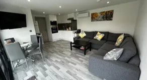 Whispering Waves Guest house, Brighton-8 mins, Guests 4, Beachfront, Free parking, WiFi, Kitchen and AC - Image 2