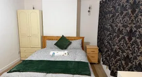 Exquisite King-sized Bedroom - Free Parking - Image 5