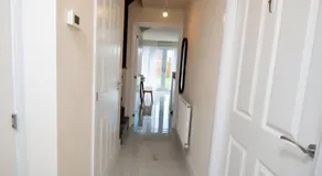 Luxury 5BDR with City Access, Free Parking and Wi-Fi - Image 4