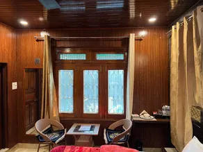 Gayatri Niwas Luxury Room - Lake Mountain View - Image 4