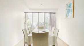 Luxury 3-Storey Loft with free parking on premises - Image 4