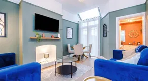 Spacious House with Free Parking Near MediaCityUK, Trafford Centre, Manchester City Centre - Image 3