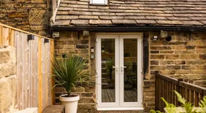 The Wagon Shed Stylish Conversion with Garden and Parking - Image 4