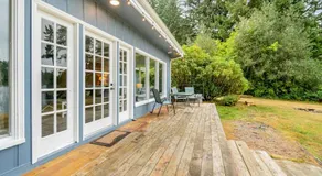 Waterfront retreat with lake views & private hot tub - Image 5