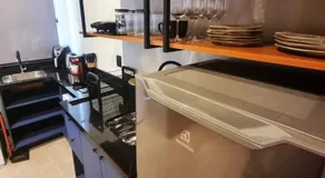 Studio Moderno e Novo - Cozinha Completa, Ar Condicionado e Wifi - Rápido Acesso ao Centro - Image 4