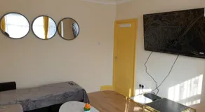 Large 4bed house up to 6 beds parking Slough Train Station - Image 5