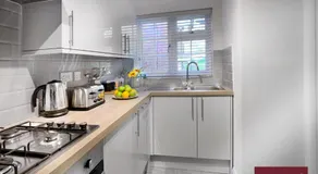 Wokingham - 2 Bedroom Maisonette - With Parking - Image 4