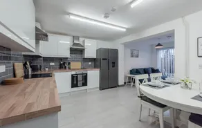 High End Double Room with Own Bathroom Facilities - Image 2