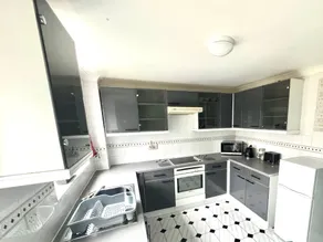 Homely 2 bedroom house, parking - Image 5