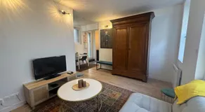 Logement paisible dans une jolie cour intérieure - Image 2