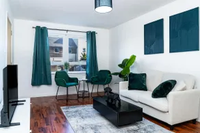 Elegant 3BR Home | City Centre | Free Parking - Image 2