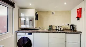 Luxury Studio Cabin - Central Location - Parking - Image 3