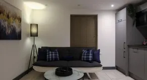 Second floor Contemporary 2 Bedroom Apartment Bicester - Image 3