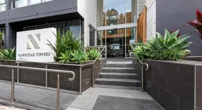 Top-floor Luxe Stay in the City Free parking, pool, gym, wifi - Image 5