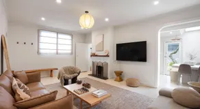 Boutique stylish 3 Bedroom family home in Melbourne with Parking - Image 2