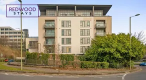 2 Bed 2 Bath Basingstoke Town Center Apartment for Contractors & Families, FREE Parking & WiFi by FIROZ PROPERTY MANAGEMENT - Image 4