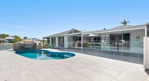 Spacious Waterfront house with pool - Image 4
