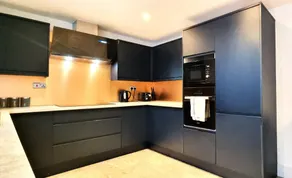 Modern 6 Bedroom 4 Bath House w Parking - Image 3
