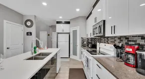 Luxury family vacation rental house in Edmonton,Alberta,Canada - Image 2