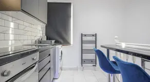 Chic 2-Bedroom Flat - Sleeps 5 - Central Tilbury - Image 2