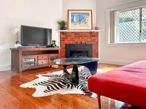 Family retreat house 3 bdrm with parking Netflix close to train - Image 4