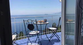 Une terrasse sur le paradis de la mer de la côte amalfitaine - Image 3