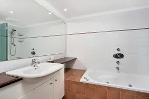 Spacious Bright Apartment in Cremorne - Image 4