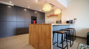 Queens Haven by Prime Stays - Luxury 4 Bedroom Home - All Ensuite & Games Room - Image 5