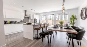 Outstanding 5 Bedroom Townhouse, Canal Views By Valore Property Services - Image 3