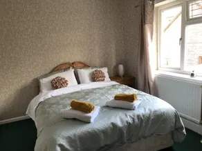 3 Bed House - Sleeps 6 - Parking - Garden - WIfi - Image 2