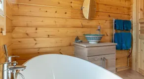 La amplia sala de estar tiene un fabuloso ambiente hogareño con una estufa de leña contemporánea. - Image 4