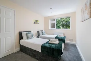 Modern 2BR Apartment w/ Free Parking in Redhill - Image 5