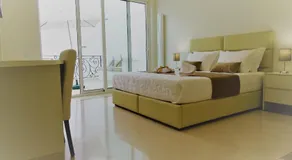 Bowen, Luxury Suites - Image 2