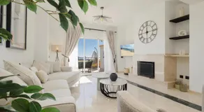 Apartment, with large private terrace and panoramic sea views, in Elviria Hills, Marbella - Image 2