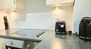 Beautiful Townhouse with Netflix - Image 2