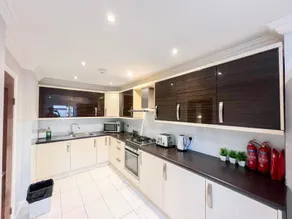Upscale & Sleek  4BR with Garden in Brondesbury - Image 3