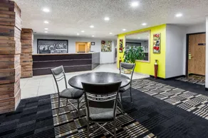 Super 8 by Wyndham Sapulpa/Tulsa Area - Image 2