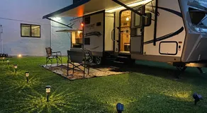 Cozy Camper with Private Entrance - Free Parking - Image 4