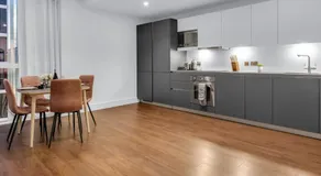 Modern 01 & 02 Bed Apartment in Canary Wharf - Image 2