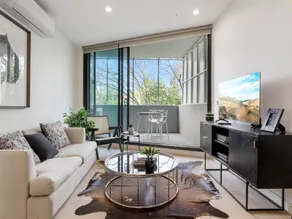 Modern 2-Bed Ivanhoe unit with Parking - Image 2