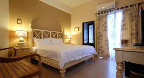 Lagerstoemia Spec Iosa Bed and Breakfast - Image 2