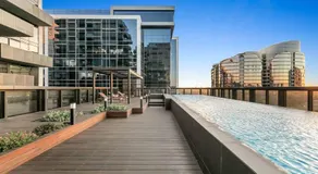 Sol Docklands - Unique 3 Bedroom Loft, Infinity Pool, Gym, Free Parking and Free Trams - Image 3