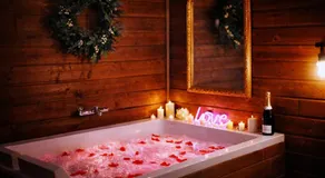 Le Chalet romantique, SPA XXL, 5 min centre ville, Écran cinéma, Lit king size, cascade d'eau - Image 3